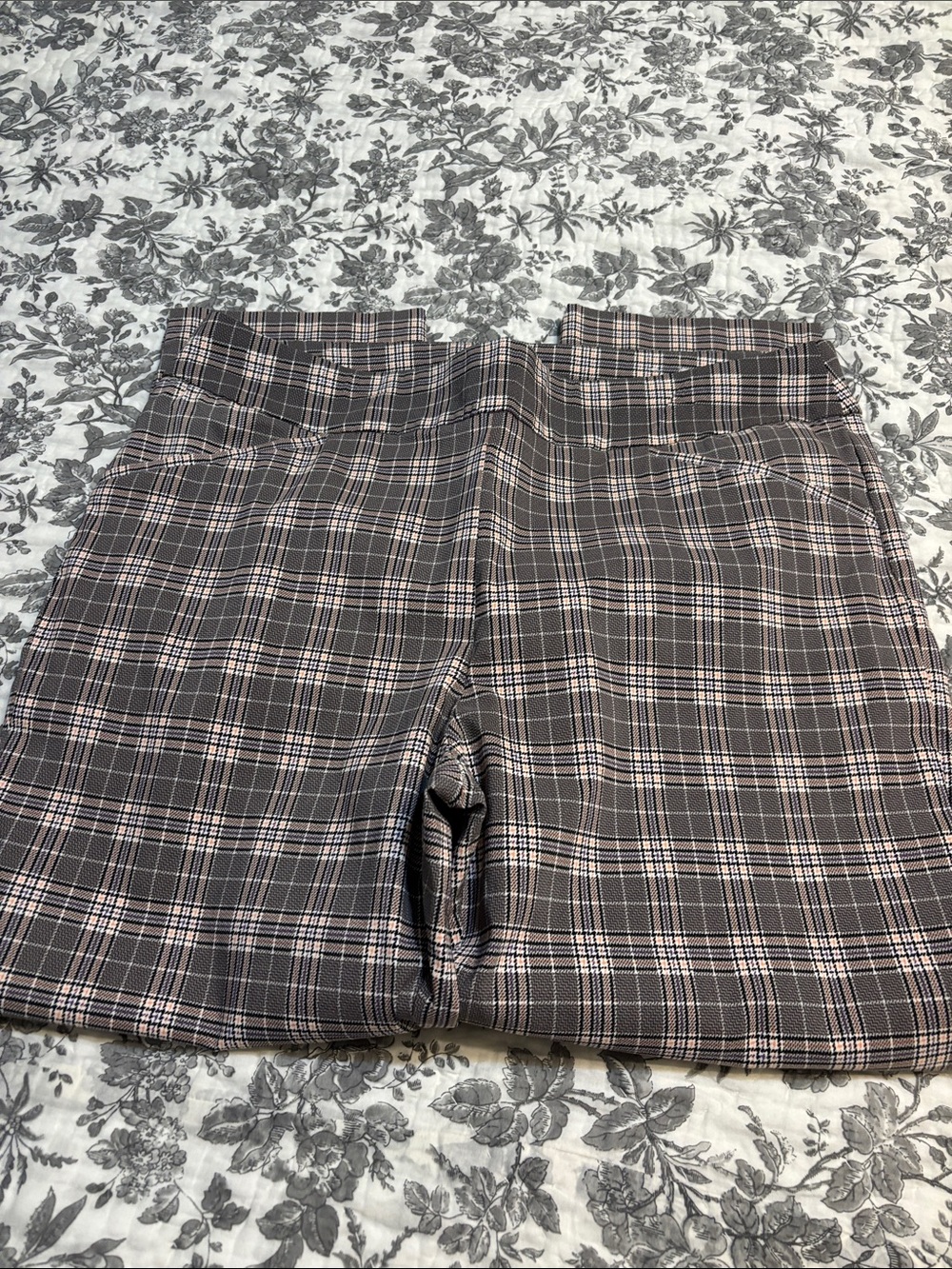 Chico's Plaid Cropped Pants in Gray and Pink. Perfect stretch